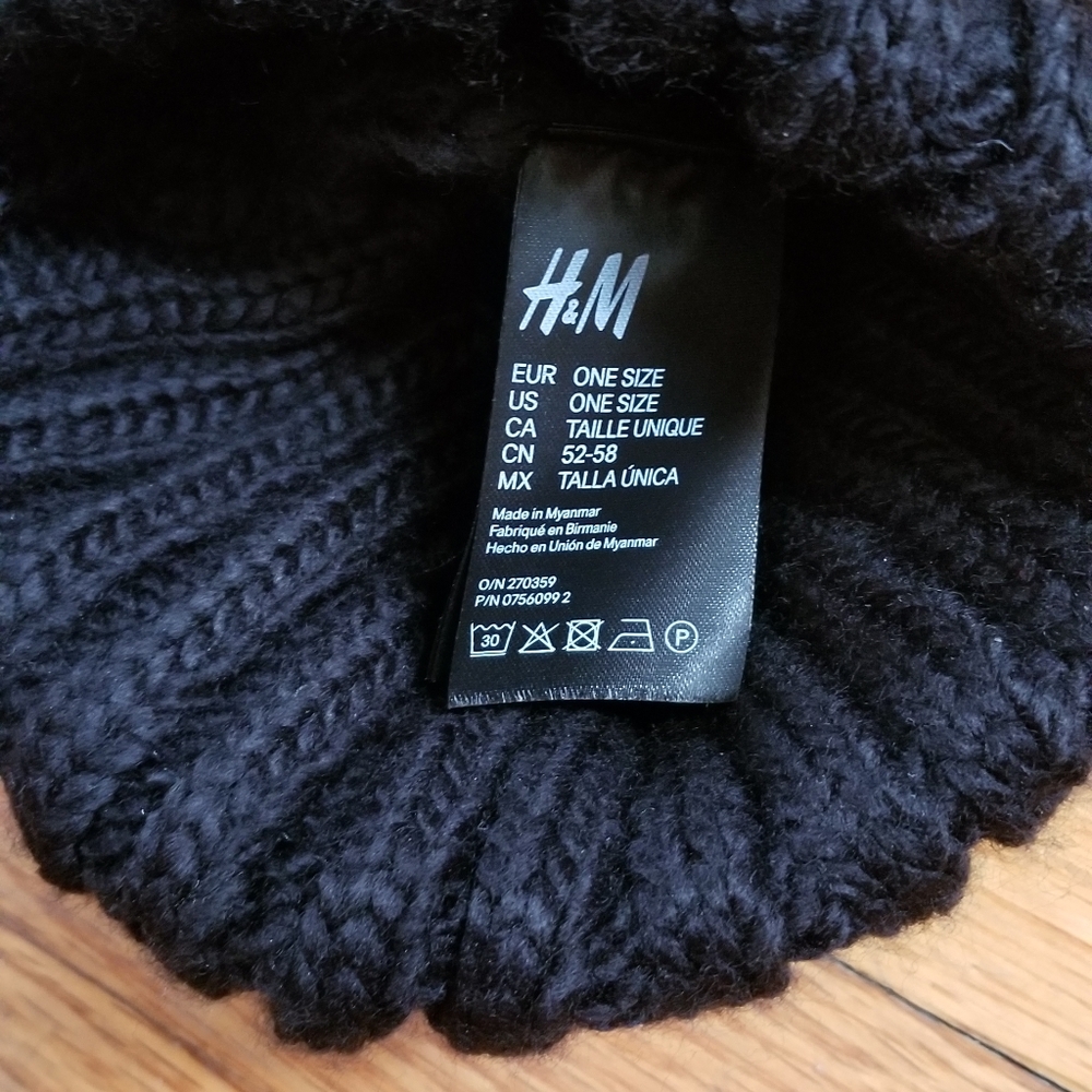 NWT H&M Knit Black Pom Beanie - Picture 4 of 4